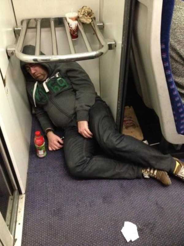 Some People Can Sleep Literraly Anywhere (43 photos)