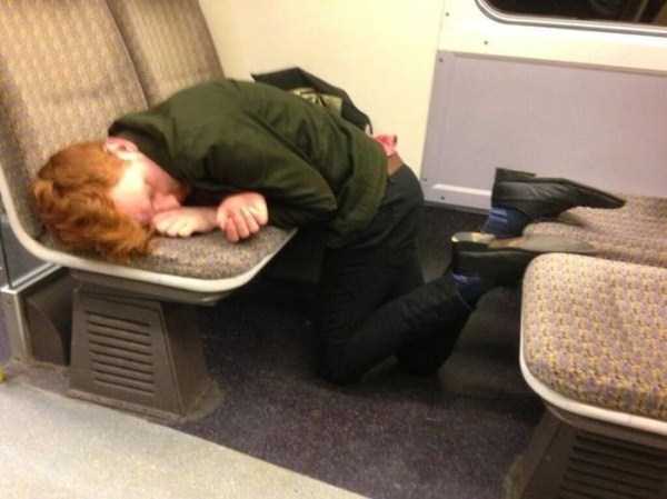 Some People Can Sleep Literraly Anywhere (43 photos)