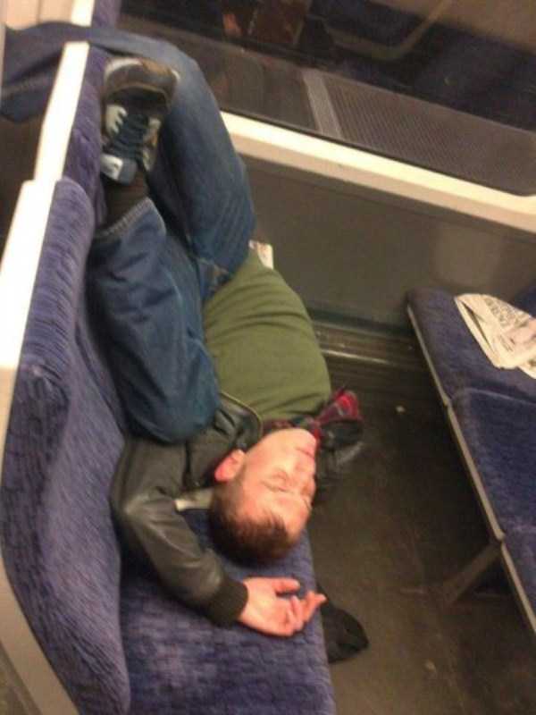 Some People Can Sleep Literraly Anywhere (43 photos)