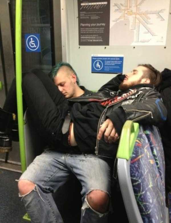 Some People Can Sleep Literraly Anywhere (43 photos)