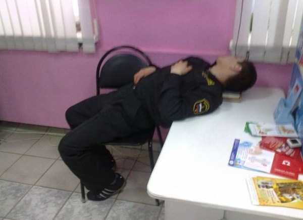 Some People Can Sleep Literraly Anywhere (43 photos)
