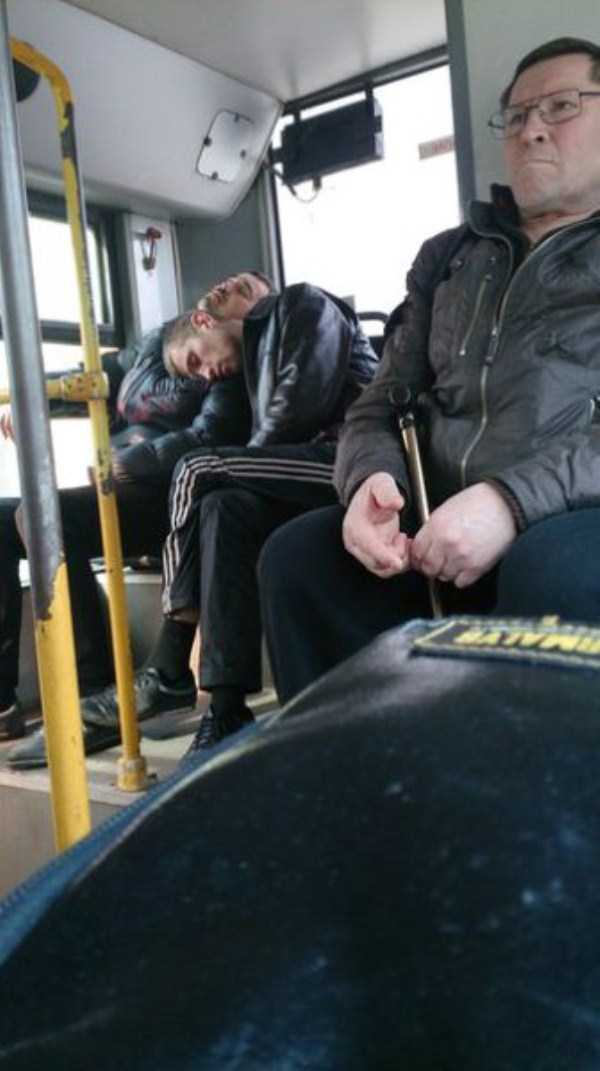 Some People Can Sleep Literraly Anywhere (43 photos)