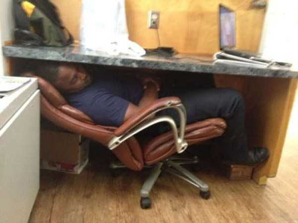 Some People Can Sleep Literraly Anywhere (43 photos)