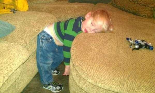 Some People Can Sleep Literraly Anywhere (43 photos)