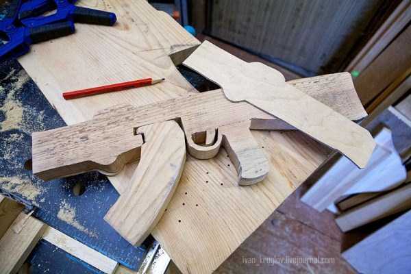 Legendary AK 47 Machine Gun Made Entirely out of Wood (24 photos)