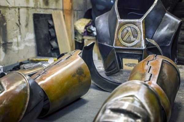 Awesomely Realistic Half Life Cosplay Costume (7 photos)