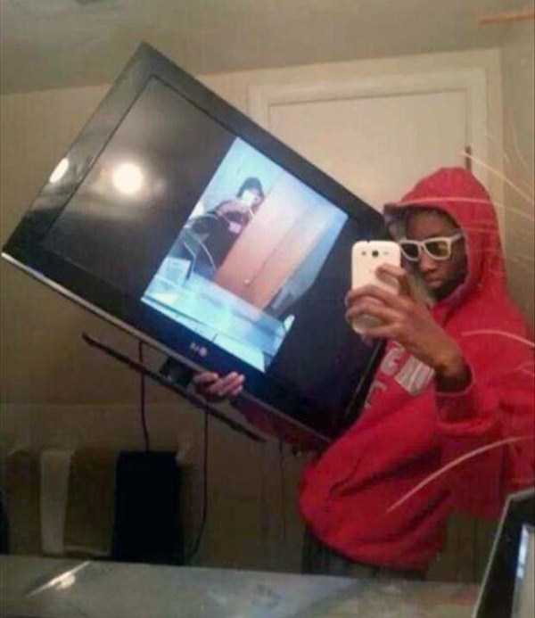 44 Extremely Stupid and Pointless Selfies (44 photos)