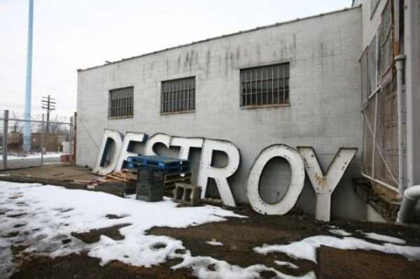 Life in the Outskirts of Detroit (32 photos)