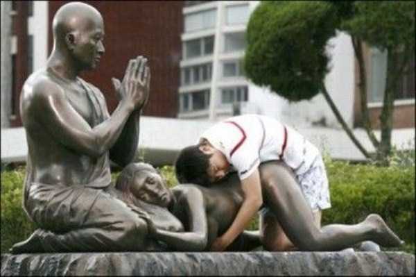 People Getting Naughty With Statues (86 photos)