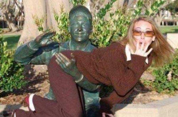 People Getting Naughty With Statues (86 photos)