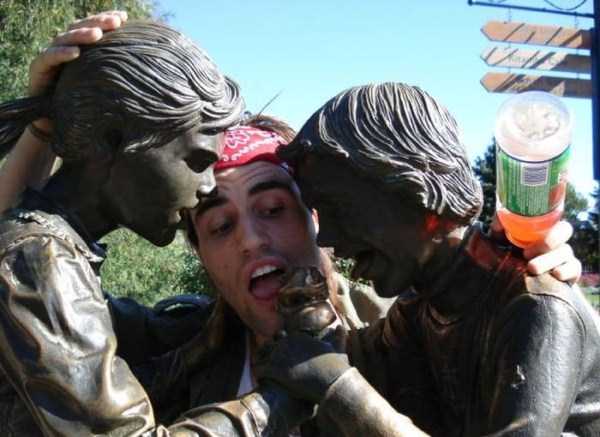 People Getting Naughty With Statues (86 photos)