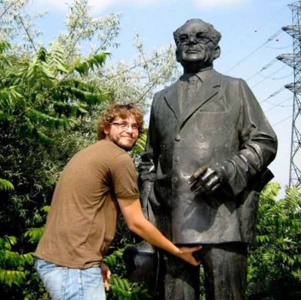 People Getting Naughty With Statues (86 photos)