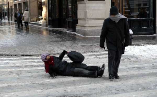 People Slipping on Ice (29 photos)