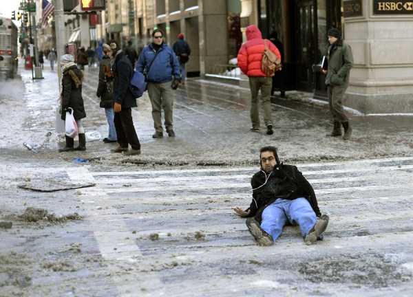 People Slipping on Ice (29 photos)