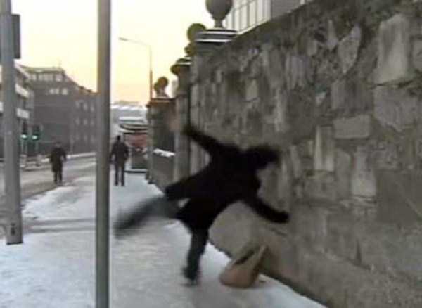 People Slipping on Ice (29 photos)