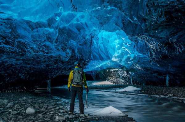 Mesmerizing World Beneath the Largest Icelands Glacier (15 photos)
