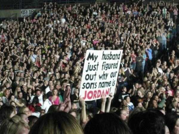 25 Funny and Creative Concert Signs (25 photos)