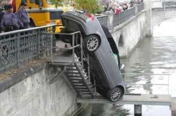 Cars in the Most Awkward Situations (56 photos)