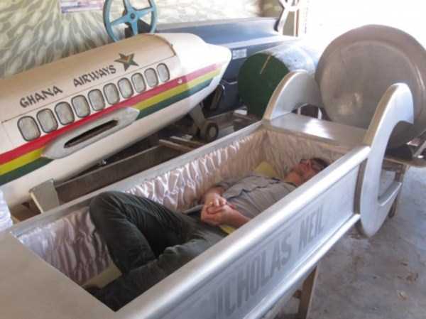 fantasy coffins from ghana 6 Trippy Looking Coffins from Ghana (37 photos)