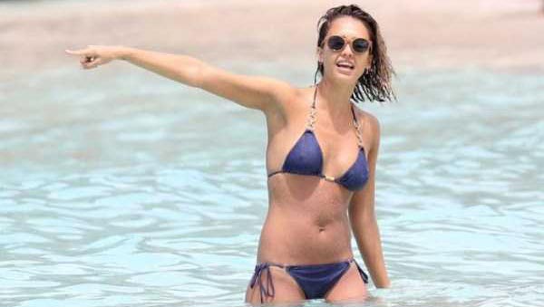 Ravishing Jessica Alba Enjoying the Beach (18 photos)