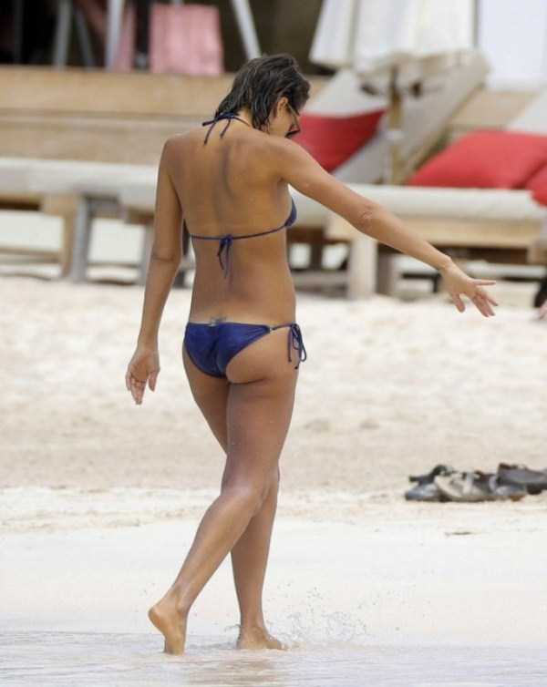 Ravishing Jessica Alba Enjoying the Beach (18 photos)