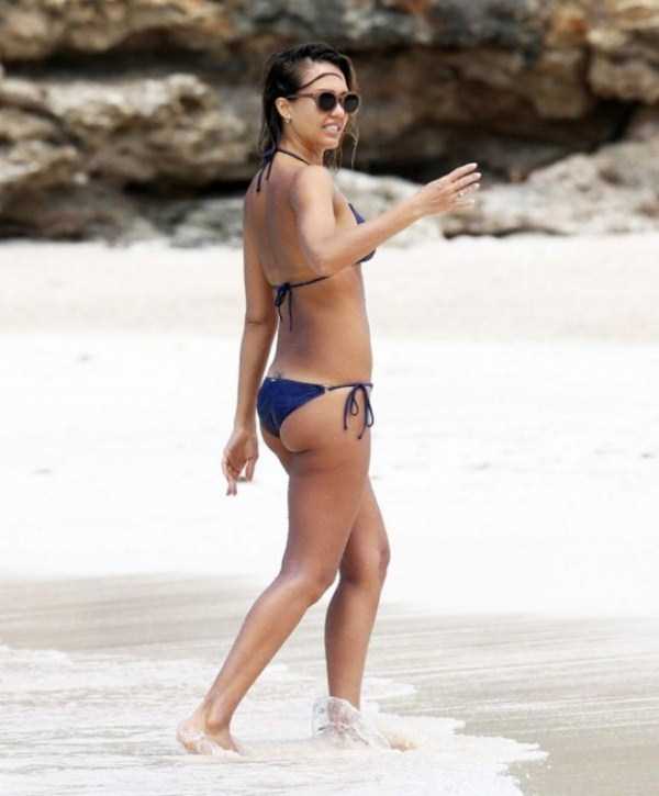 Ravishing Jessica Alba Enjoying the Beach (18 photos)