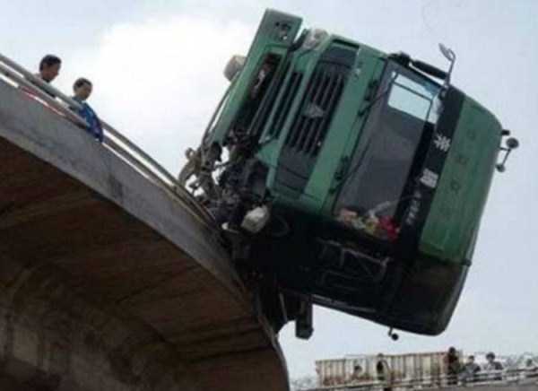Insane Truck Accidents (37 photos)