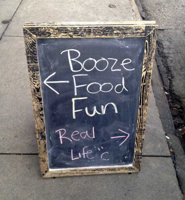 35 Creatively Funny Bar Chalkboard Signs (35 photos)
