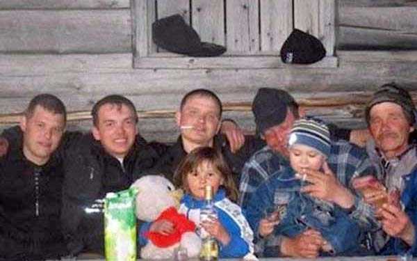 Hard-to-Explain Russian Family Photos (17 photos)