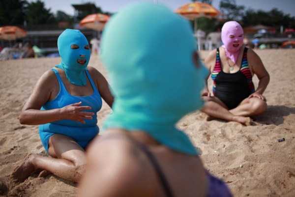 Weird Summer Beach Fashion Trend in China (14 photos)