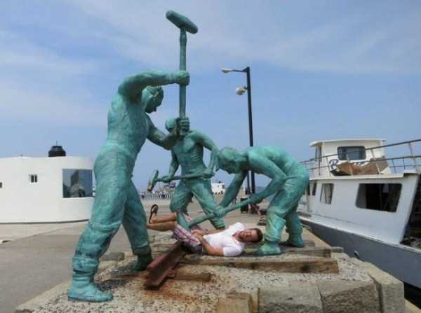 people having fun with statues 43