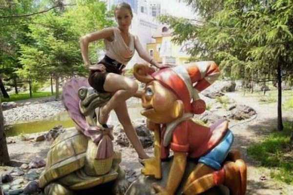 Statues Caught Having Fun With People (72 photos)