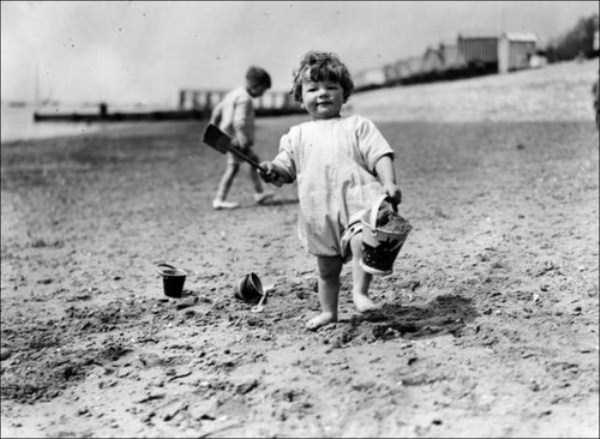 35 Rare Retro Beach Photos (35 photos)