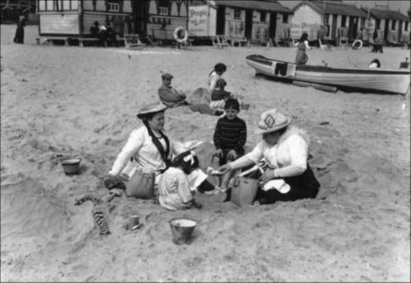 35 Rare Retro Beach Photos (35 photos)