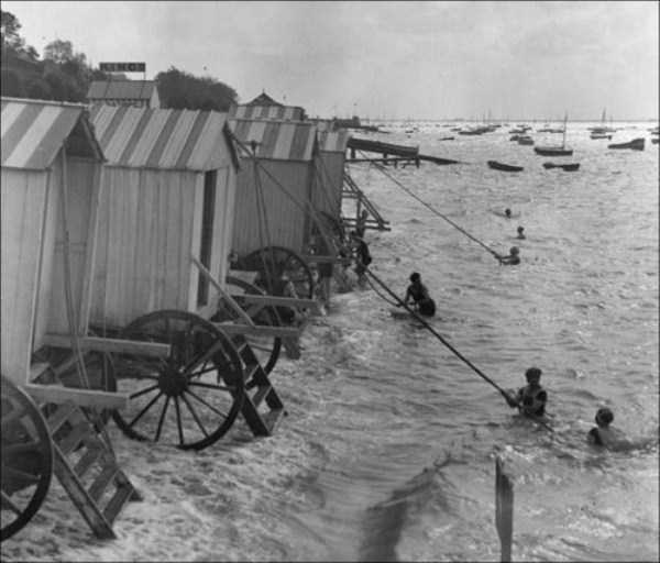 35 Rare Retro Beach Photos (35 photos)