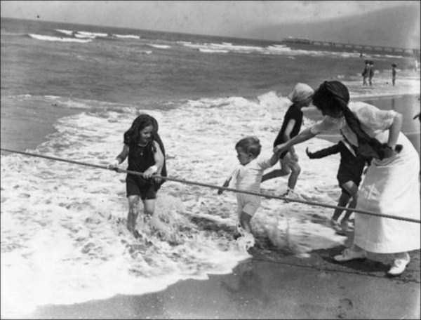 35 Rare Retro Beach Photos (35 photos)