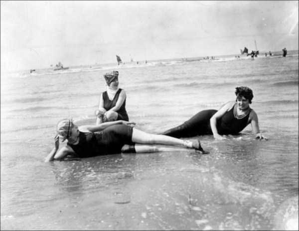 35 Rare Retro Beach Photos (35 photos)