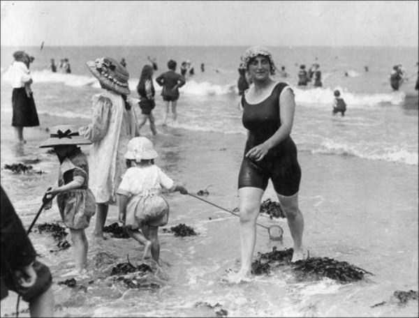 35 Rare Retro Beach Photos (35 photos)
