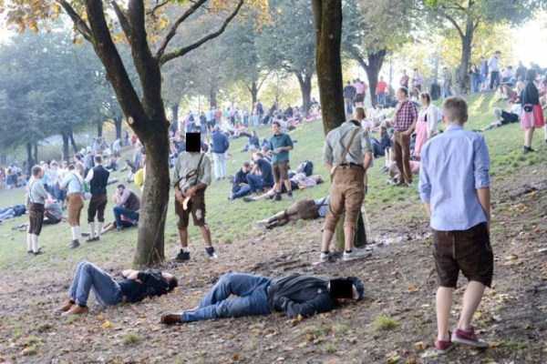 Drunk People at Oktoberfest (43 photos)