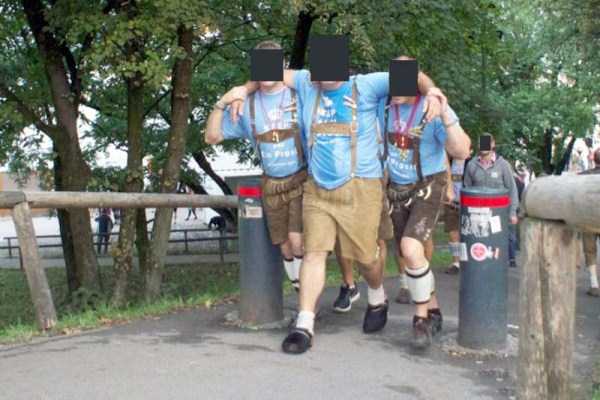 Drunk People at Oktoberfest (43 photos)