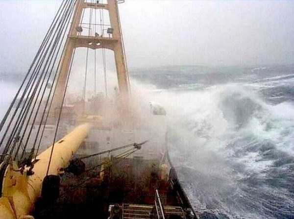 Pictures of Ships in Storms (37 photos)