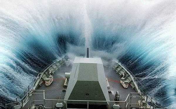 Pictures of Ships in Storms (37 photos)