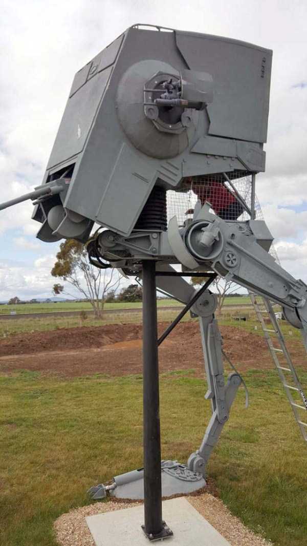 A Devoted Fan Made a Life Sized Star Wars AT ST Walker (25 photos)