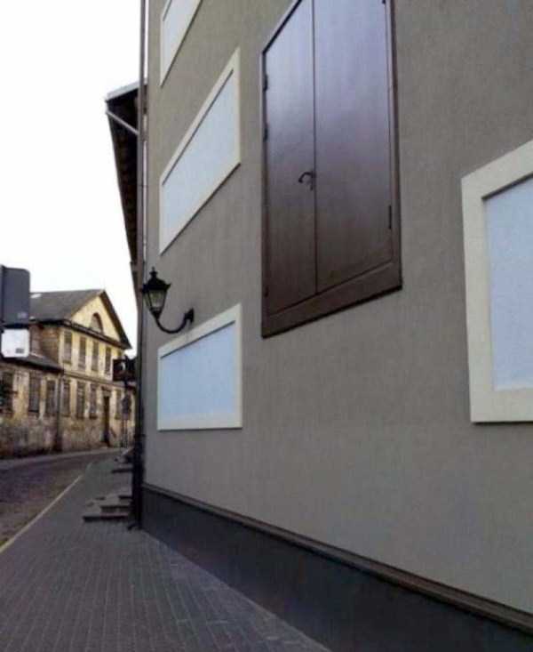 45 Hilariously Pointless Constructions (45 photos)