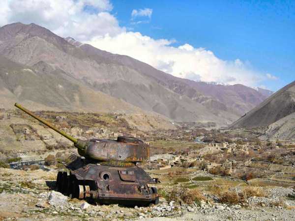 Tanks Commandeered By Nature (41 photos)