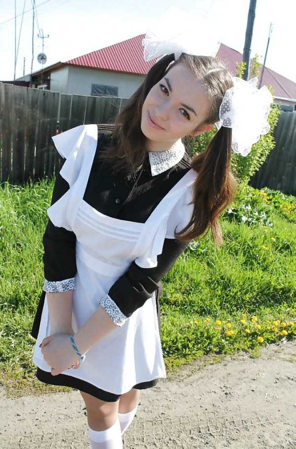 Russian Girls in School Uniforms (65 photos)