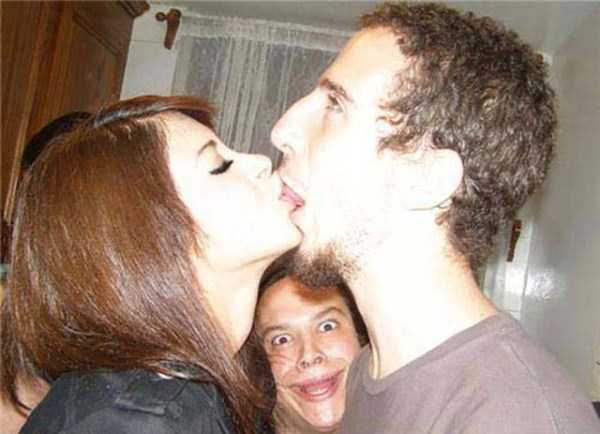 42 Awkward Kissing Moments (42 photos)