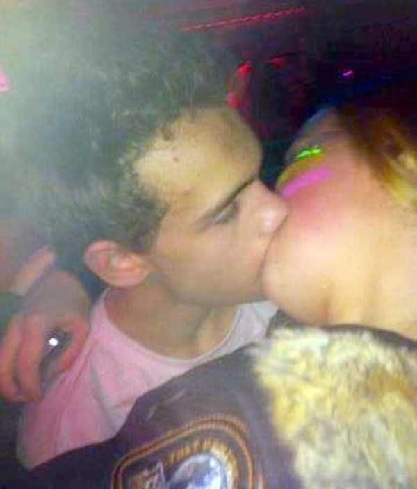 42 Awkward Kissing Moments (42 photos)