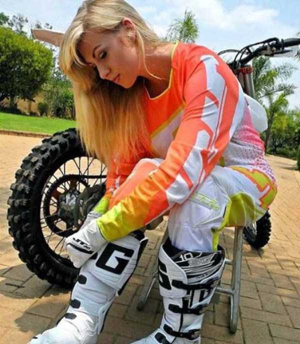 sexy girls on bikes 24 Hot Girls and Motorcycles Make a Killer Combo (55 photos)