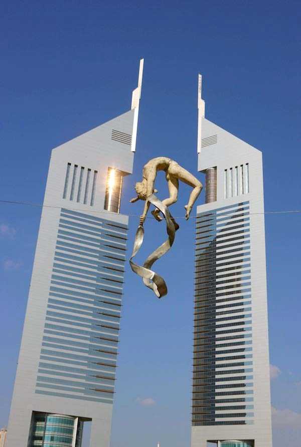 20 Incredible Sculptures that Defy Gravity (20 photos)